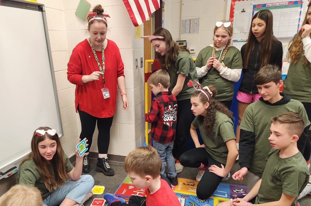 MMS Student Council and Advisors Mrs. Haas and Mrs. Vogelei went to IMS to help out in Pre-School and Kindergarten classes today. A wonderful opportunity for our older children to be a role model. 