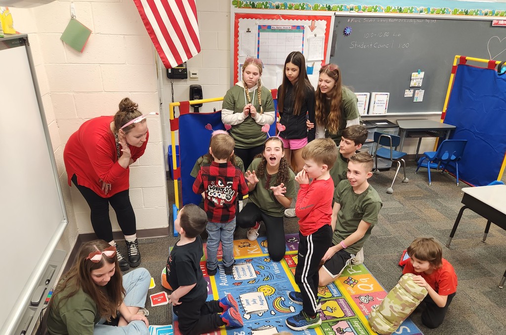 MMS Student Council and Advisors Mrs. Haas and Mrs. Vogelei went to IMS to help out in Pre-School and Kindergarten classes today. A wonderful opportunity for our older children to be a role model. 